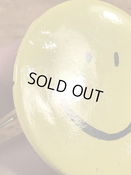 スマイルのブリキ製の70年代ビンテージ缶バッジ