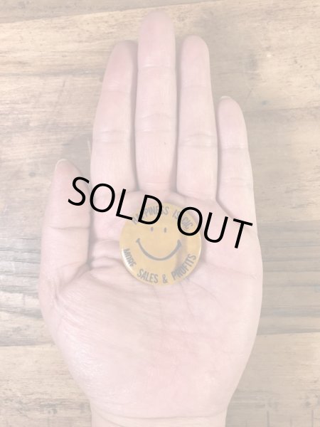 “Happiness Is Cic More Sales & Profits”と書かれたスマイルフェイスの70’sヴィンテージ缶バッチ