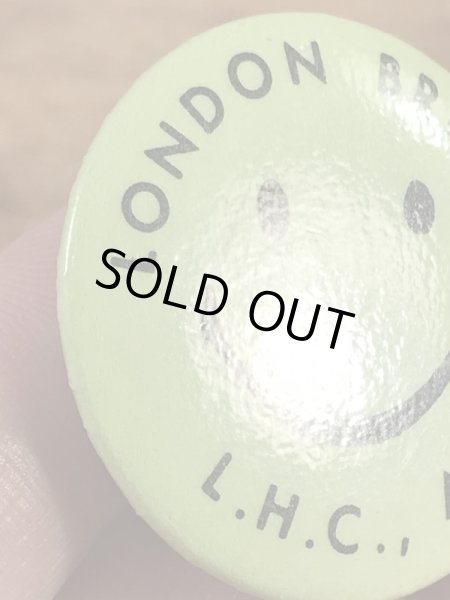 “London Bridge L.H.C.,AZ.”と書かれたスマイルの70年代ビンテージ缶バッジ