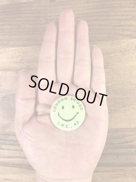 “London Bridge L.H.C.,AZ.”と書かれたスマイルの70年代ビンテージ缶バッジ