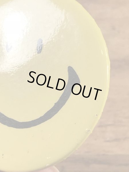 スマイルフェイスのブリキ製の70’sヴィンテージ缶バッチ