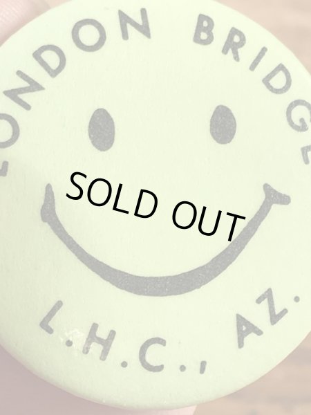 “London Bridge L.H.C.,AZ.”と書かれたスマイルの70年代ビンテージ缶バッジ