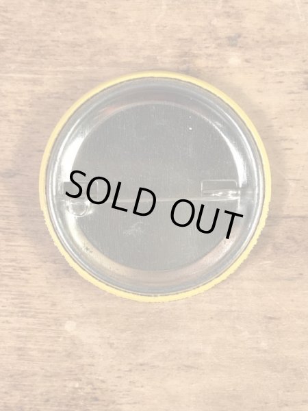 “The One With The Most Buttons Wins”と書かれたスマイルフェイスの80’sヴィンテージ缶バッチ