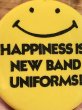 “Happiness Is New Band Uniforms!”と書かれたスマイルの70年代ビンテージ缶バッジ