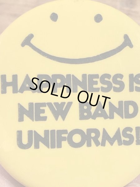 “Happiness Is New Band Uniforms!”と書かれたスマイルの70年代ビンテージ缶バッジ