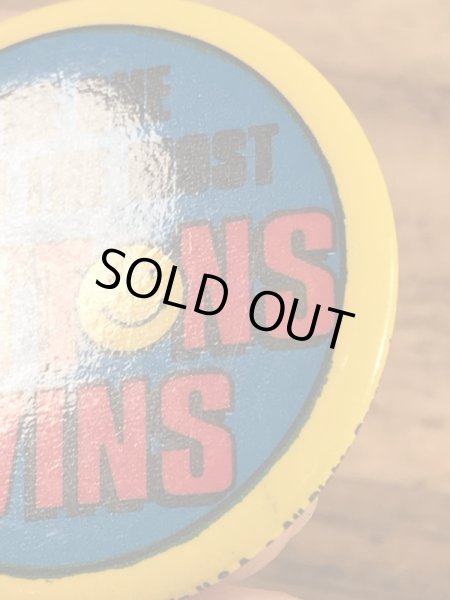 “The One With The Most Buttons Wins”と書かれたスマイルフェイスの80’sヴィンテージ缶バッチ