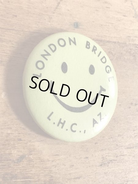 “London Bridge L.H.C.,AZ.”と書かれたスマイルの70年代ビンテージ缶バッジ