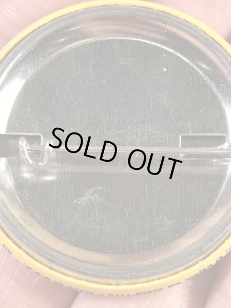 “The One With The Most Buttons Wins”と書かれたスマイルフェイスの80’sヴィンテージ缶バッチ