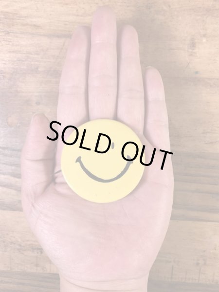 スマイルフェイスのブリキ製の70’sヴィンテージ缶バッチ