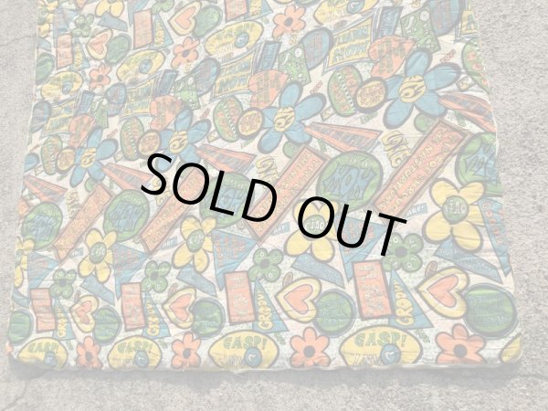 フラワーやラブなどのヒッピー調のポップアートの70年代ビンテージ寝袋