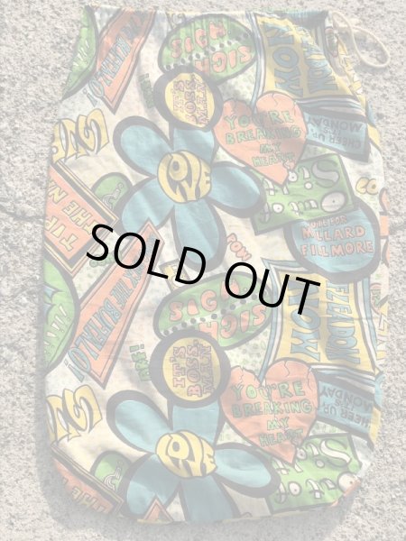 フラワーやラブなどのヒッピー調のポップアートの70年代ビンテージ寝袋