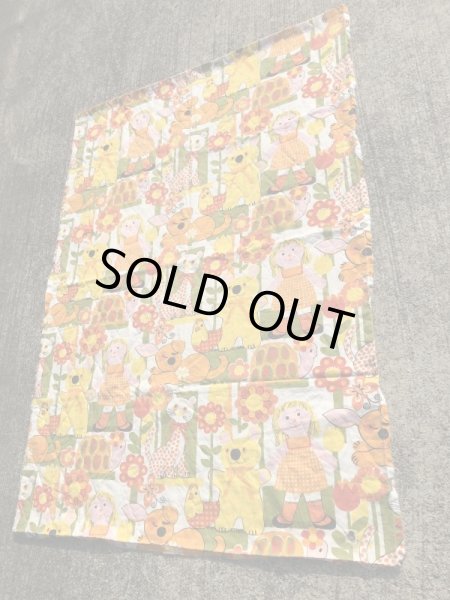 動物とフラワーが描かれたキルティングの70年代ビンテージファブリック