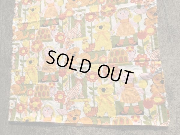 動物とフラワーが描かれたキルティングの70年代ビンテージファブリック