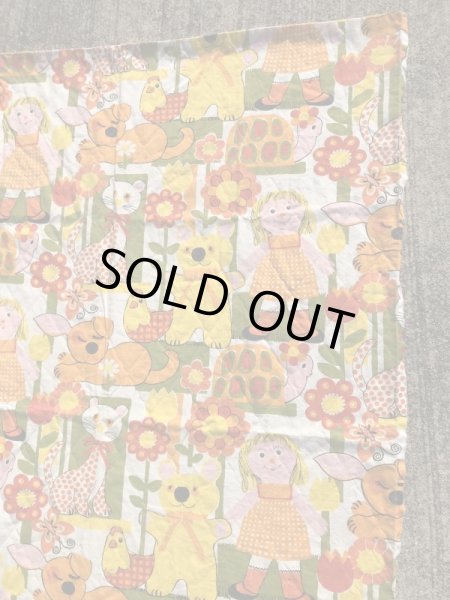 動物とフラワーが描かれたキルティングの70年代ビンテージファブリック