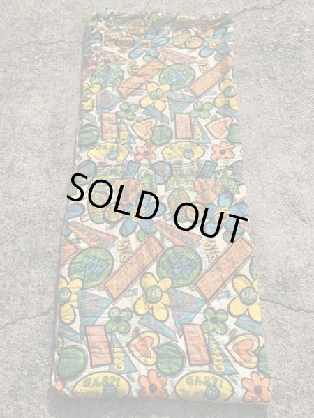 フラワーやラブなどのヒッピー調のポップアートの70年代ビンテージ寝袋