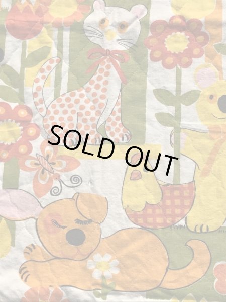 動物とフラワーが描かれたキルティングの70年代ビンテージファブリック