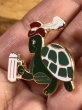 カメのスーベニア物の70〜80年代ビンテージピンバッジ