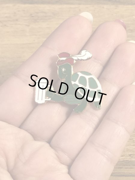 赤いハットを被ってビールを持ったカメの70〜80年代ビンテージメタルバッジ