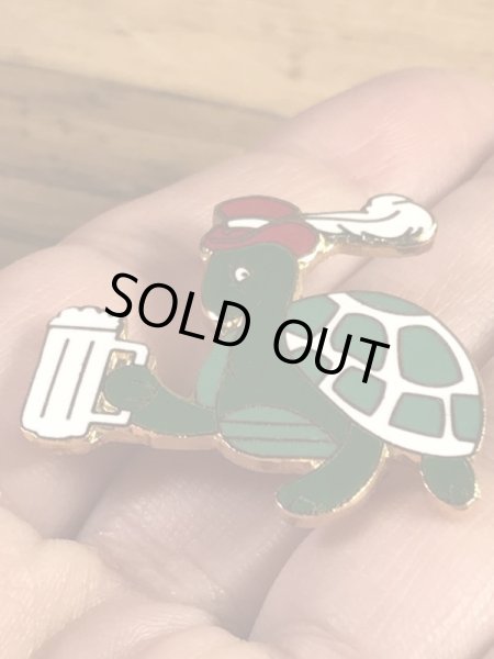 赤いハットを被ってビールを持ったカメの70〜80年代ビンテージメタルバッジ