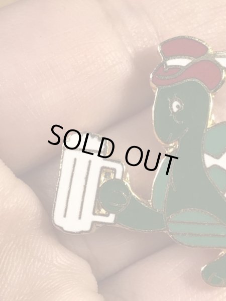 赤いハットを被ってビールを持ったカメの70〜80年代ビンテージメタルバッジ