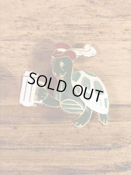 赤いハットを被ってビールを持ったカメの70〜80年代ビンテージメタルバッジ