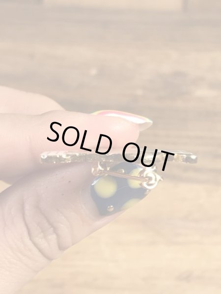 赤いハットを被ってビールを持ったカメの70〜80年代ビンテージメタルバッジ