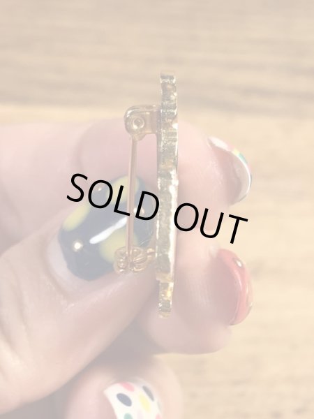 赤いハットを被ってビールを持ったカメの70〜80年代ビンテージメタルバッジ