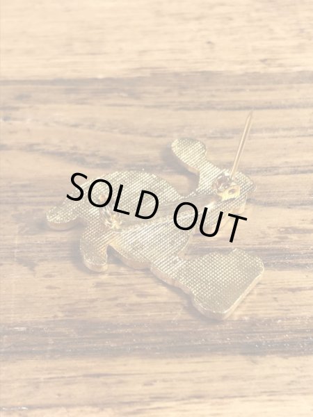 赤いハットを被ってビールを持ったカメの70〜80年代ビンテージメタルバッジ