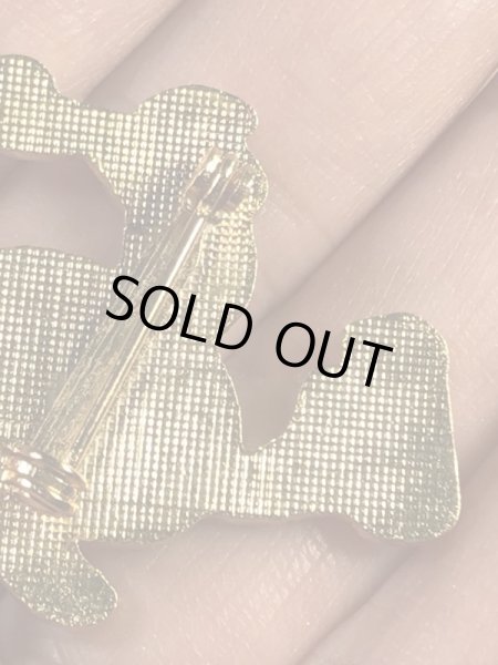 赤いハットを被ってビールを持ったカメの70〜80年代ビンテージメタルバッジ