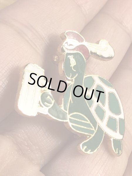 赤いハットを被ってビールを持ったカメの70〜80年代ビンテージメタルバッジ