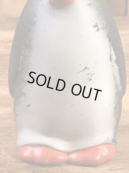 Tommee Tippee社製のペンギンの70年代ビンテージソフビドール