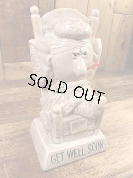 “Get Well Soon”のメッセージが書かれたシリスカルプスの70年代ビンテージメッセージドール