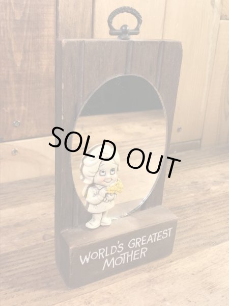 "World's Greatest Mother"のメッセージが書かれた木製の70年代ビンテージ壁掛けミラー
