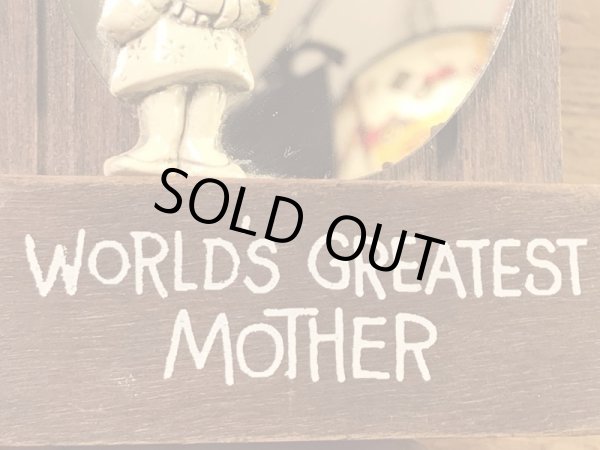 "World's Greatest Mother"のメッセージが書かれた木製の70年代ビンテージ壁掛けミラー