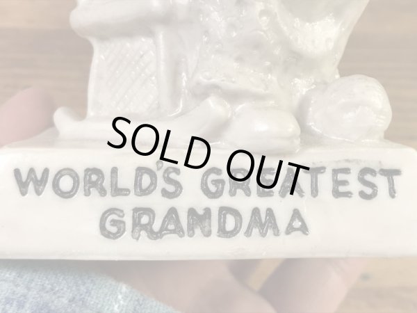 “World's Greatest Grandma”のメッセージが書かれたシリスカルプスの70年代ビンテージメッセージドール