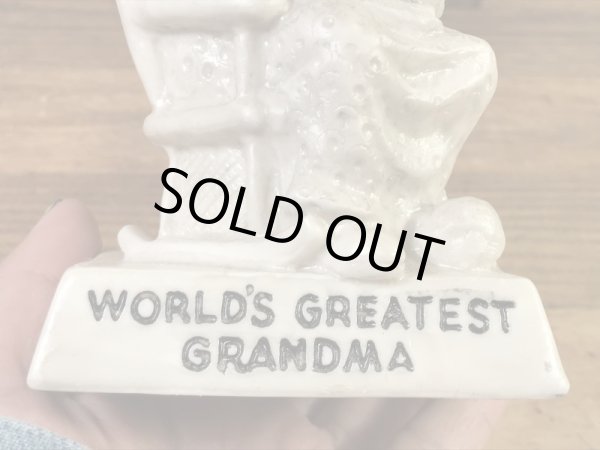 “World's Greatest Grandma”のメッセージが書かれたシリスカルプスの70年代ビンテージメッセージドール