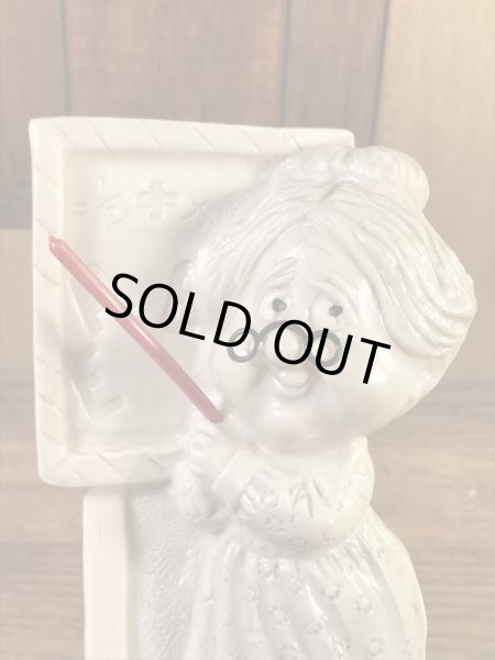 “World's Best Teacher...”のメッセージが書かれたシリスカルプスの70年代ビンテージメッセージドール