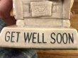 “Get Well Soon”のメッセージが書かれたシリスカルプスの70年代ビンテージメッセージドール