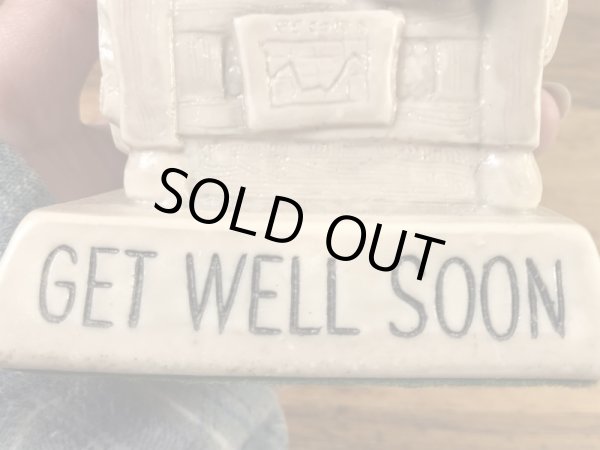 “Get Well Soon”のメッセージが書かれたシリスカルプスの70年代ビンテージメッセージドール