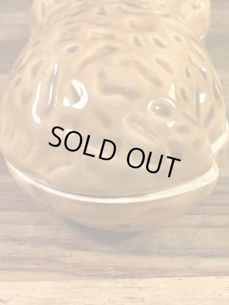 ピーナッツの形をした陶器製の70年代ビンテージ容器