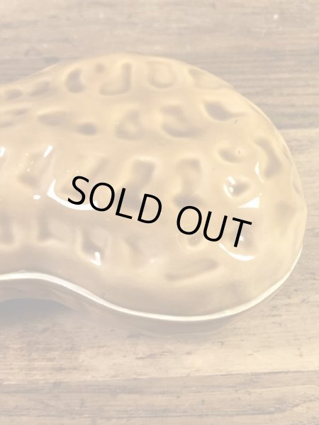 ピーナッツの形をした陶器製の70年代ビンテージ容器