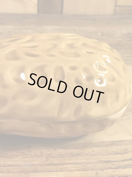 ピーナツの形をしたセラミック製の70’sヴィンテージ入れ物