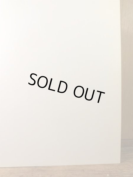 “Look Before You Leap!”のメッセージが書かれた70年代ビンテージ看板