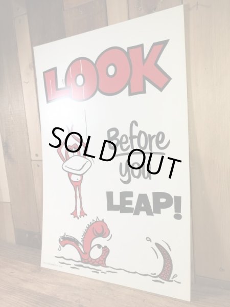 “Look Before You Leap!”のメッセージが書かれた70’sヴィンテージサインボード