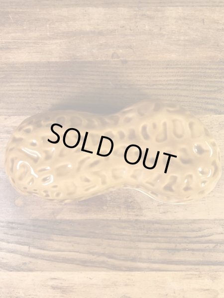 ピーナッツの形をした陶器製の70年代ビンテージ容器