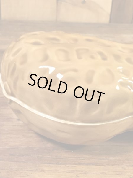 ピーナッツの形をした陶器製の70年代ビンテージ容器