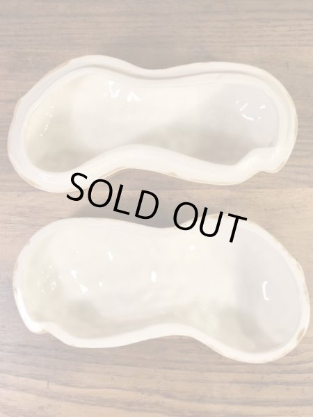 ピーナッツの形をした陶器製の70年代ビンテージ容器