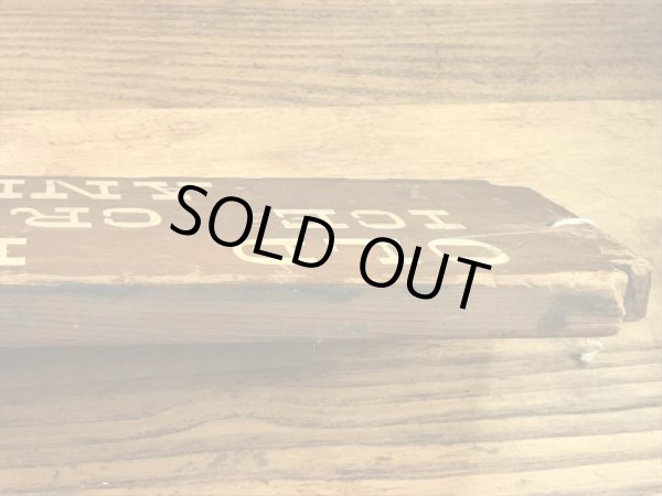 アイスクリームショップのアンティークのウッド製サインボード