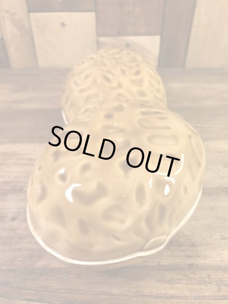 ピーナツの形をしたセラミック製の70’sヴィンテージ入れ物