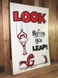 “Look Before You Leap!”のメッセージが書かれた70年代ビンテージ看板